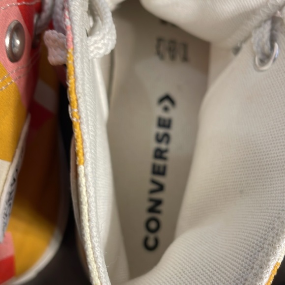 Almost New!Converse Chuck Taylor High Tops, Size 9 - Picture 6 of 6